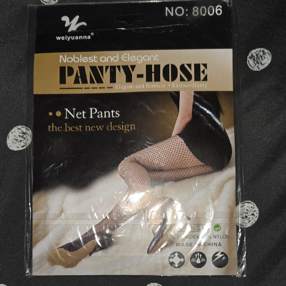 Black Lace Gartbelt with 4 Set Of Pantyhose - Picture 5 of 13